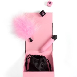 SECRET PLAY - PLEASURES BOX PER COPPIE: DADI + PROIETTILE VIBRANTE + PENNA CON PIUMA