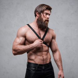 FETISH SUBMISSIVE ATTITUDE - COURO ECOLÓGICO CROSSED CHEST STRAP HARNESS HOMENS